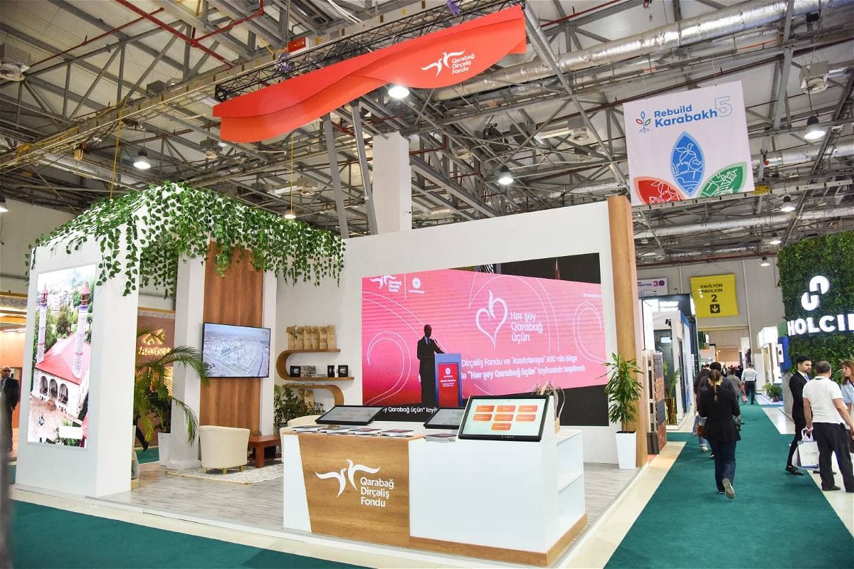 Gecə Alov Qüllələri ilə Bakı şəhərinin mənzərəsi